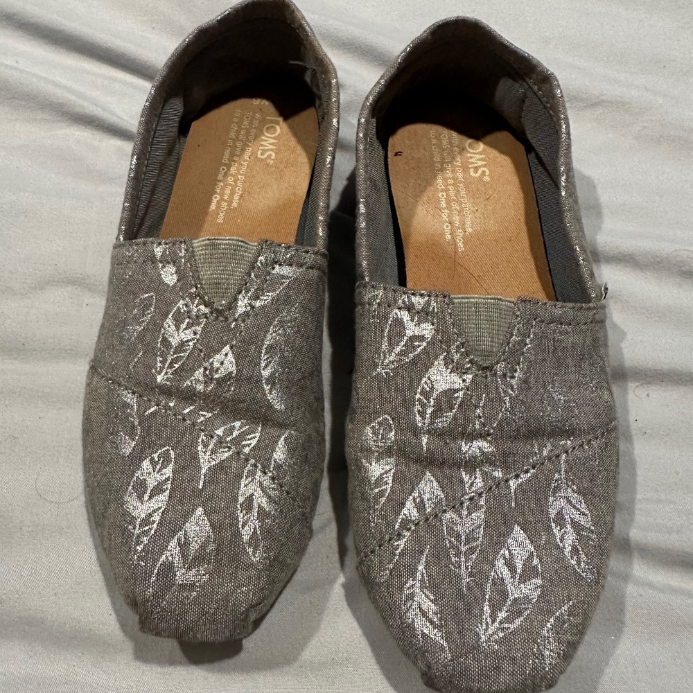 Toms metallic feathered shoe